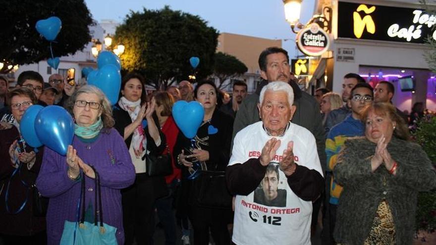 Imagen de los padres de Antonio Ortega, durante la concenctración de apoyo a la familia.