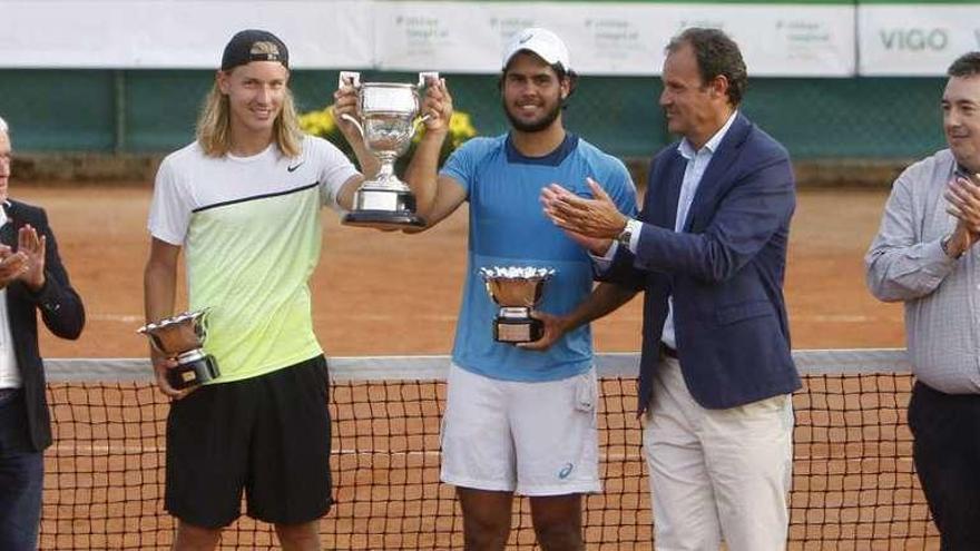 Manel Fernández y Alejandro Saenz entregan el trofeo a Rafael Matos y a Marcelo Zormann. // FdV