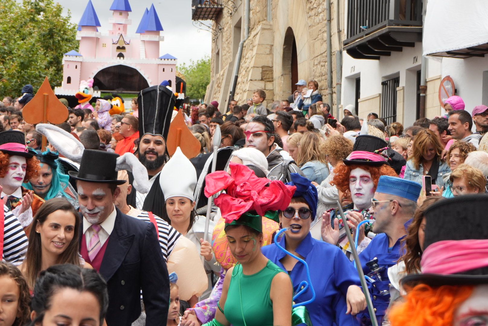 Batalla de confeti y desfile de carrozas en el Anunci de Morella