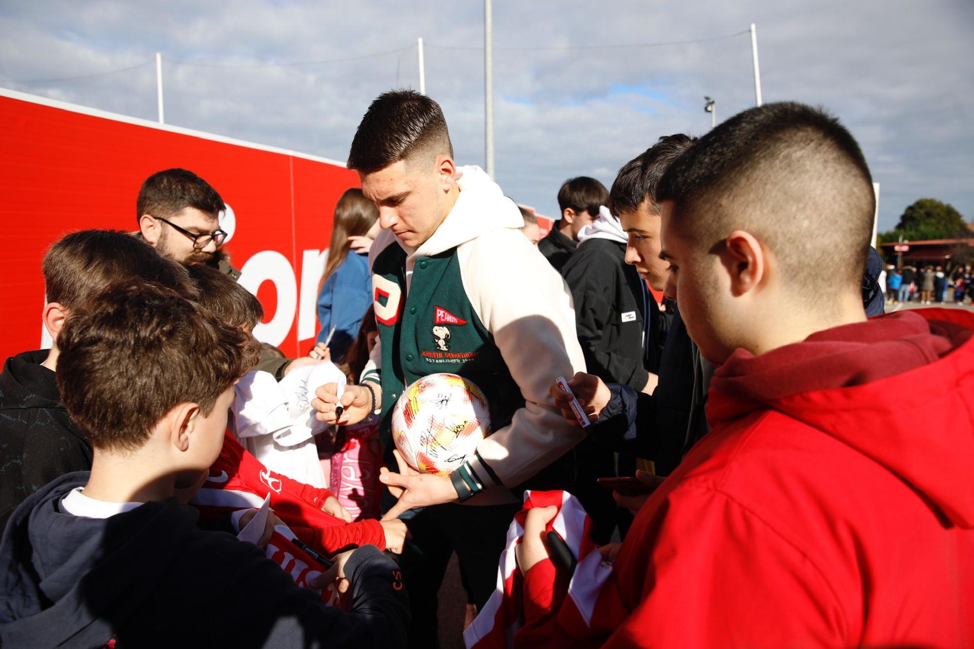 En imágenes: Así fue el encuentro entre aficionados y jugadores del Sporting