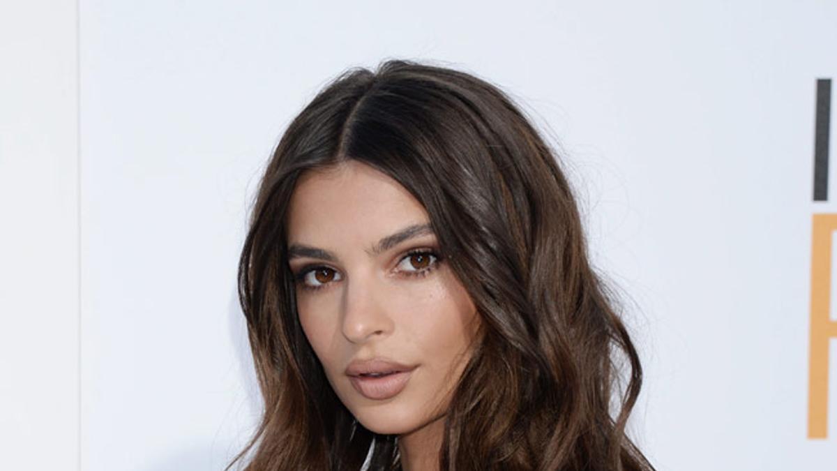 Emily Ratajkowski con vestido de Michael Kors que deja la tripa al descubierto