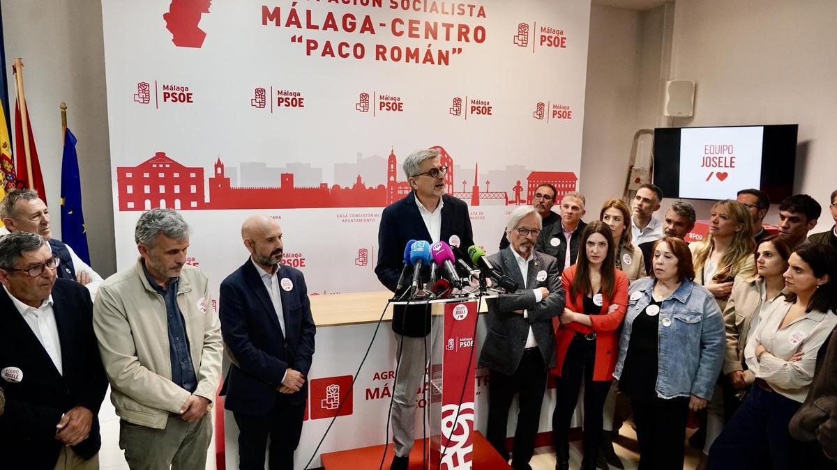 Josele Aguilar interviene rodeado por compañeros del PSOE de Málaga.