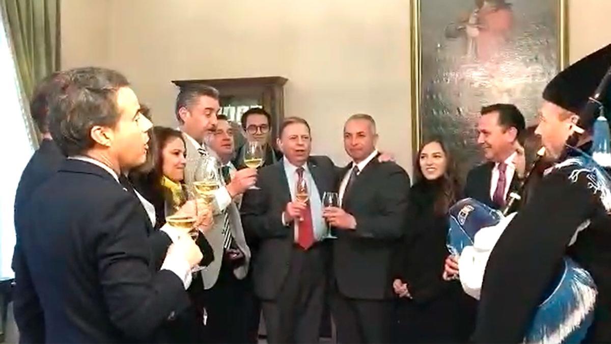El alcalde de Oviedo, Alfredo Canteli, y el alcalde de Pachuca de Soto (México), Sergio Baños, firman el Protocolo de Hermanamiento entre ambas ciudades