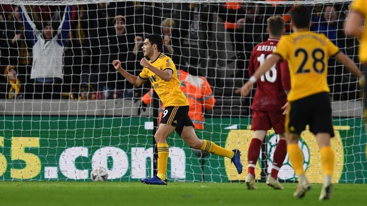 Raúl Jiménez celebra el 1-0 del Wolverhampton