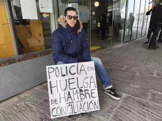 Un policía local de Parla es hospitalizado tras desmayarse durante su huelga de hambre: llevaba 14 días sin comer