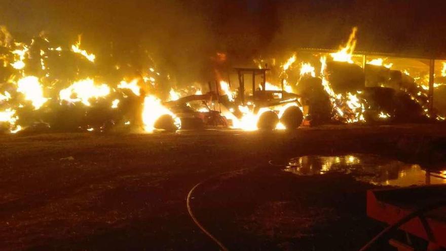 Los montones de forraje y varias de las máquinas arden con intensidad en la noche.