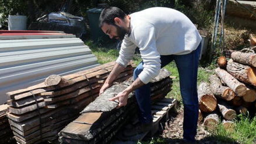 L&#039;ebenista Germán Peraire mostra unes làmines de fusta de qualitat que té emmagatzemades per elaborar els seus productes