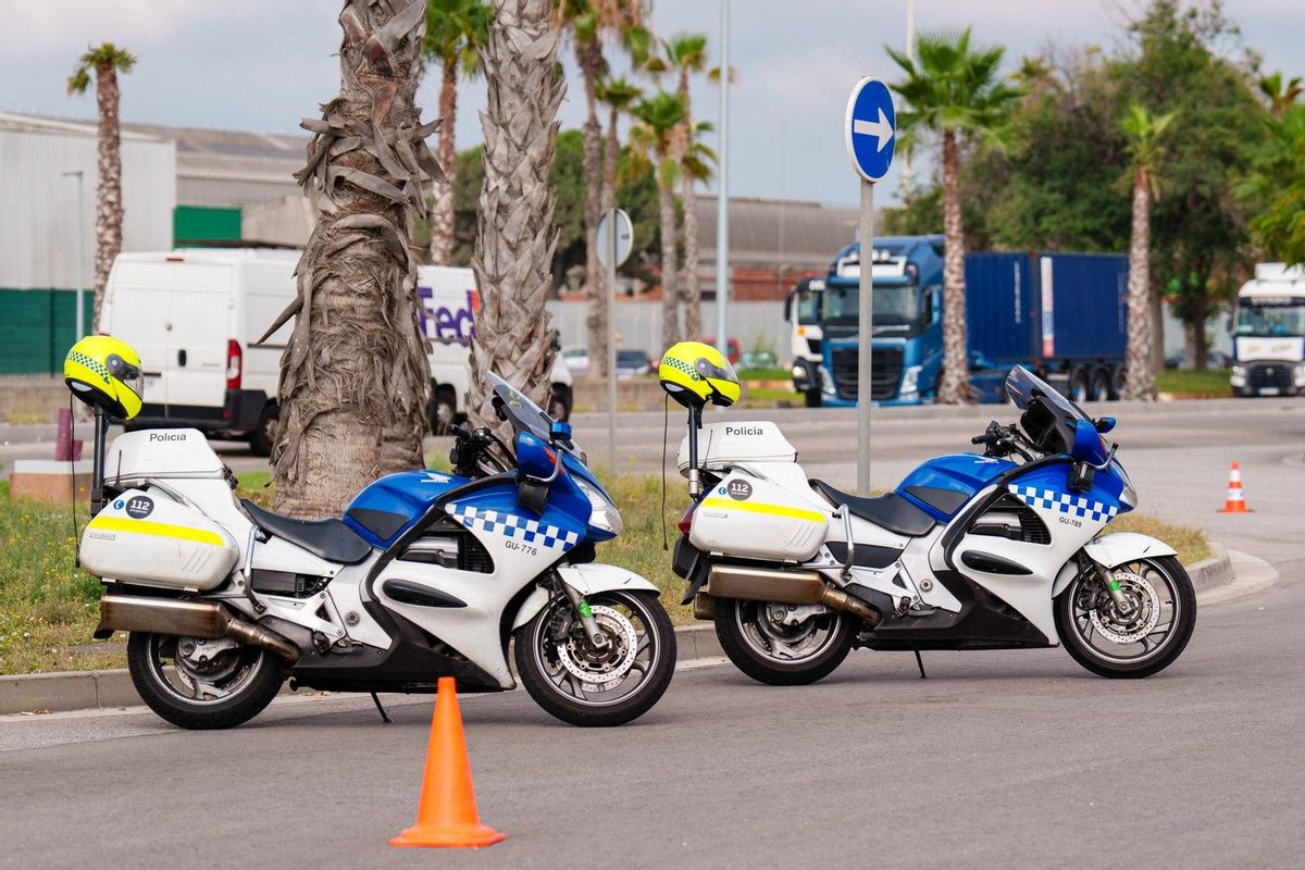 Dos motocicletas de la Guardia Urbana en un control en Barcelona.