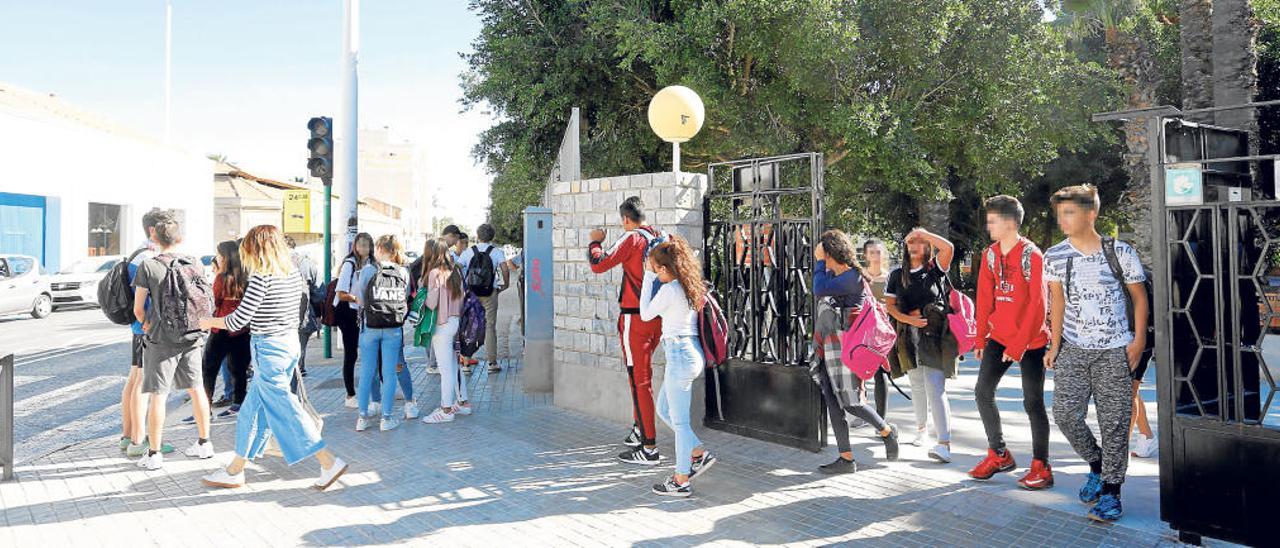 Alumnos saliendo del IES Sixto Marco de Elche, donde se imparten varios títulos de Formación Profesional, y que acaba de ser nombrado como centro de referencia nacional de estudios de calzado, junto al IES La Torreta de Elda, que funcionará como subsede.