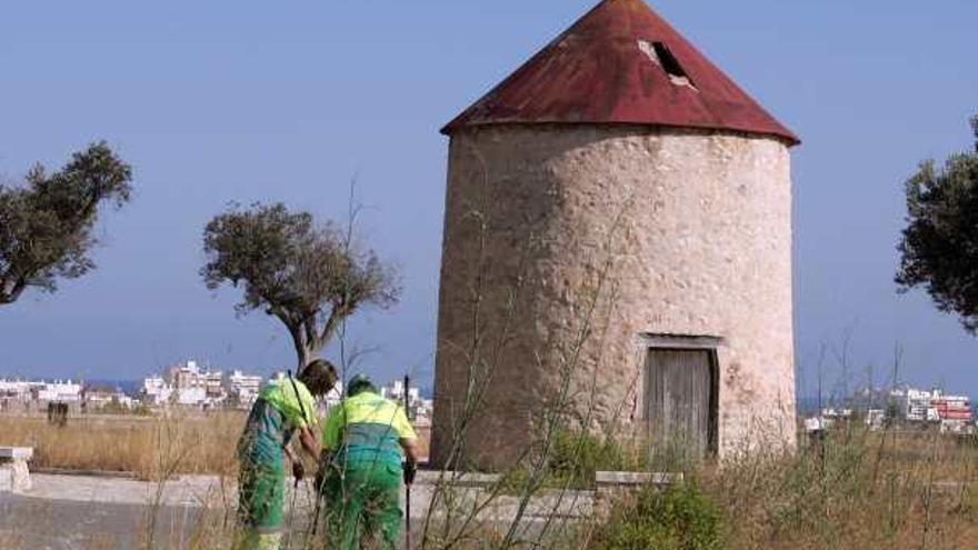 El Molino de la Calera tiene un agujero en el tejado desde hace cinco meses.