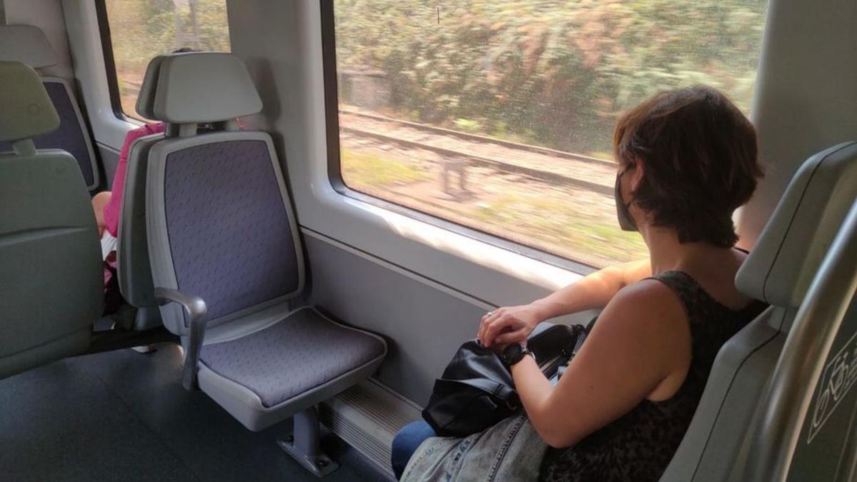 Ana Ruibal, durante el trayecto de tren entre Gijón y Oviedo. | Jairo Segurola