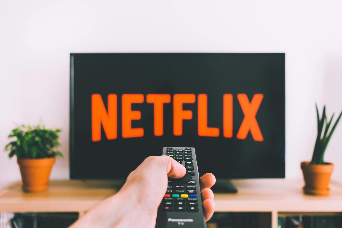 Una persona pone Netflix