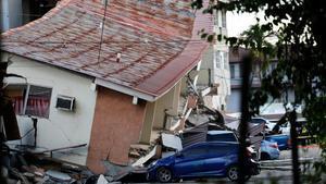 Fotografía que muestra una edificación afectada por el terremoto de magnitud 7,7 que sacudió el sureste de Panamá.