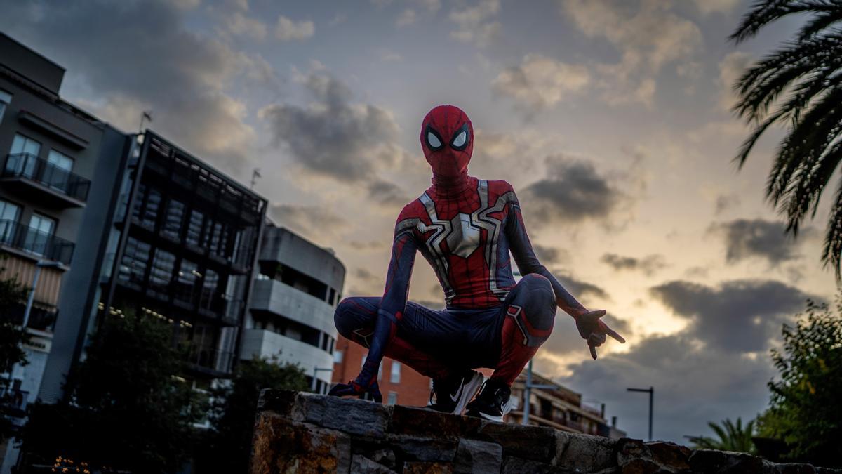 El Spiderman de Santako se deja hacer fotos con pose arácnida en la plaza de la Vila de Santa Coloma.