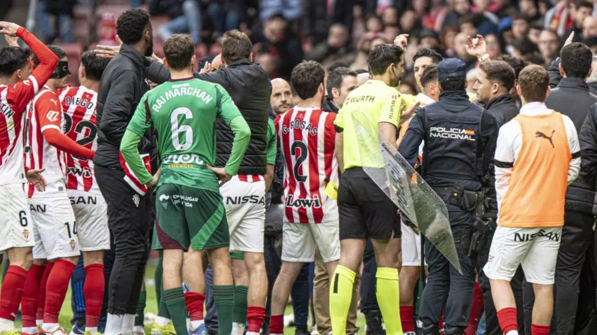 El lío de Muresan Muresan en el Sporting - Albacete: dos penaltis, tres rojas, portero-jugador y lanzamiento de objetos