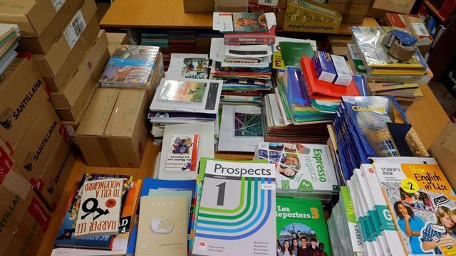 Los libros en papel siguen siendo principales en el sistema educativo.