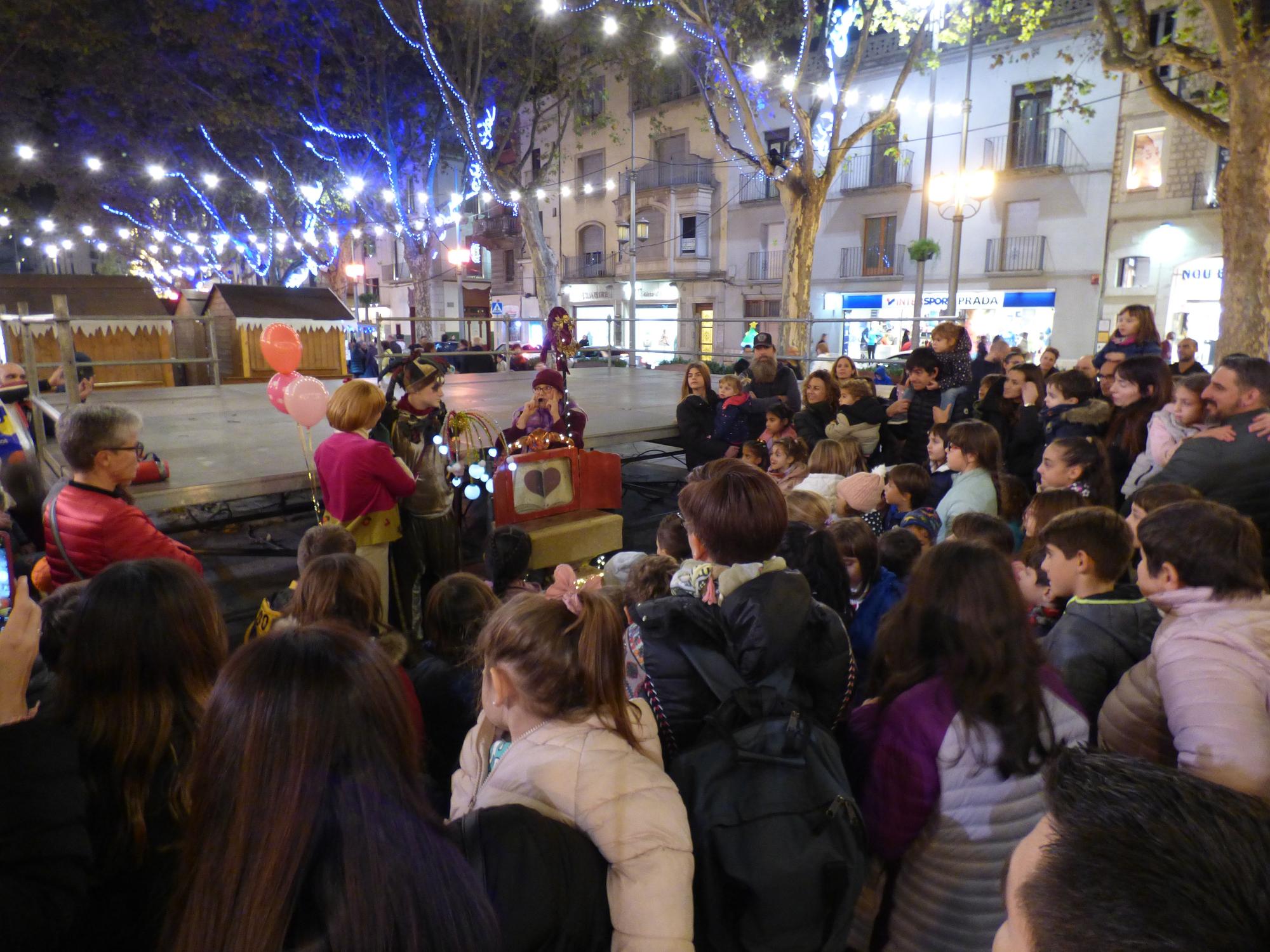 En Fumera, la Nadalina i la Bel inauguren el mercat de Nadal de Figueres