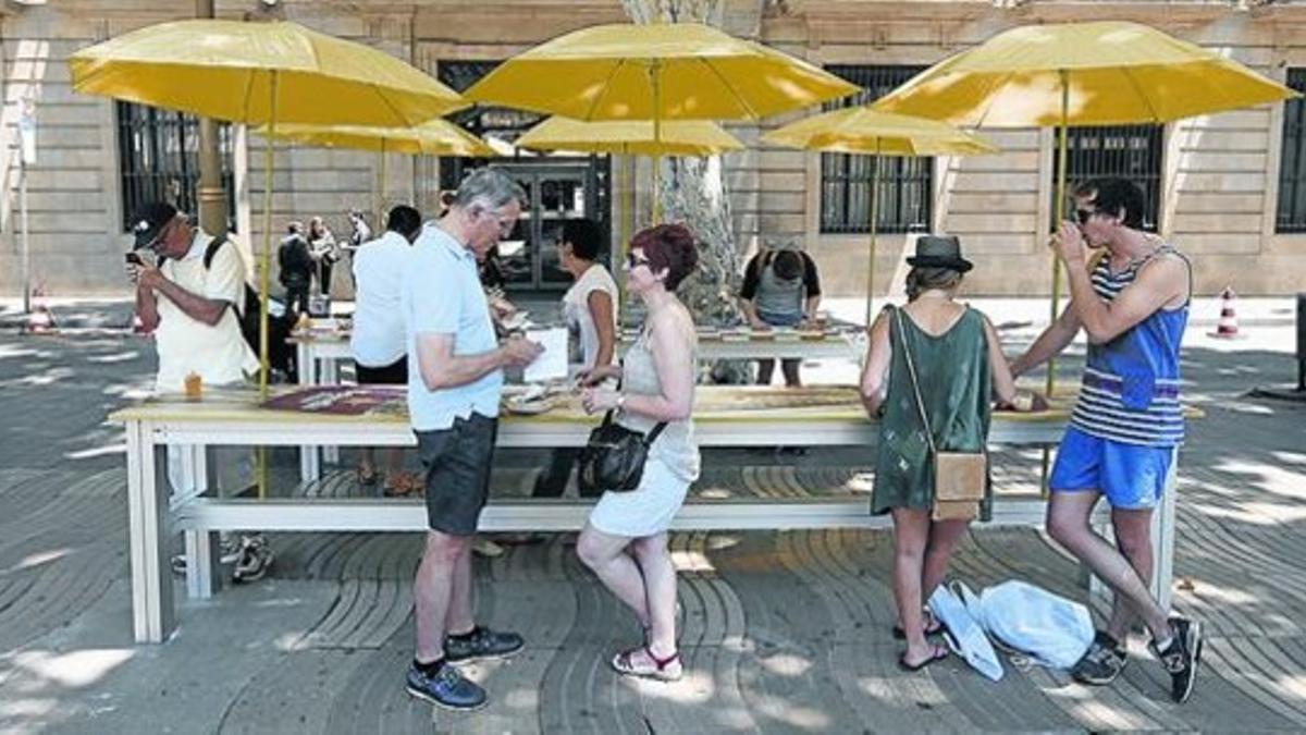 Unos consumidores en el Tast a la Rambla, el jueves.