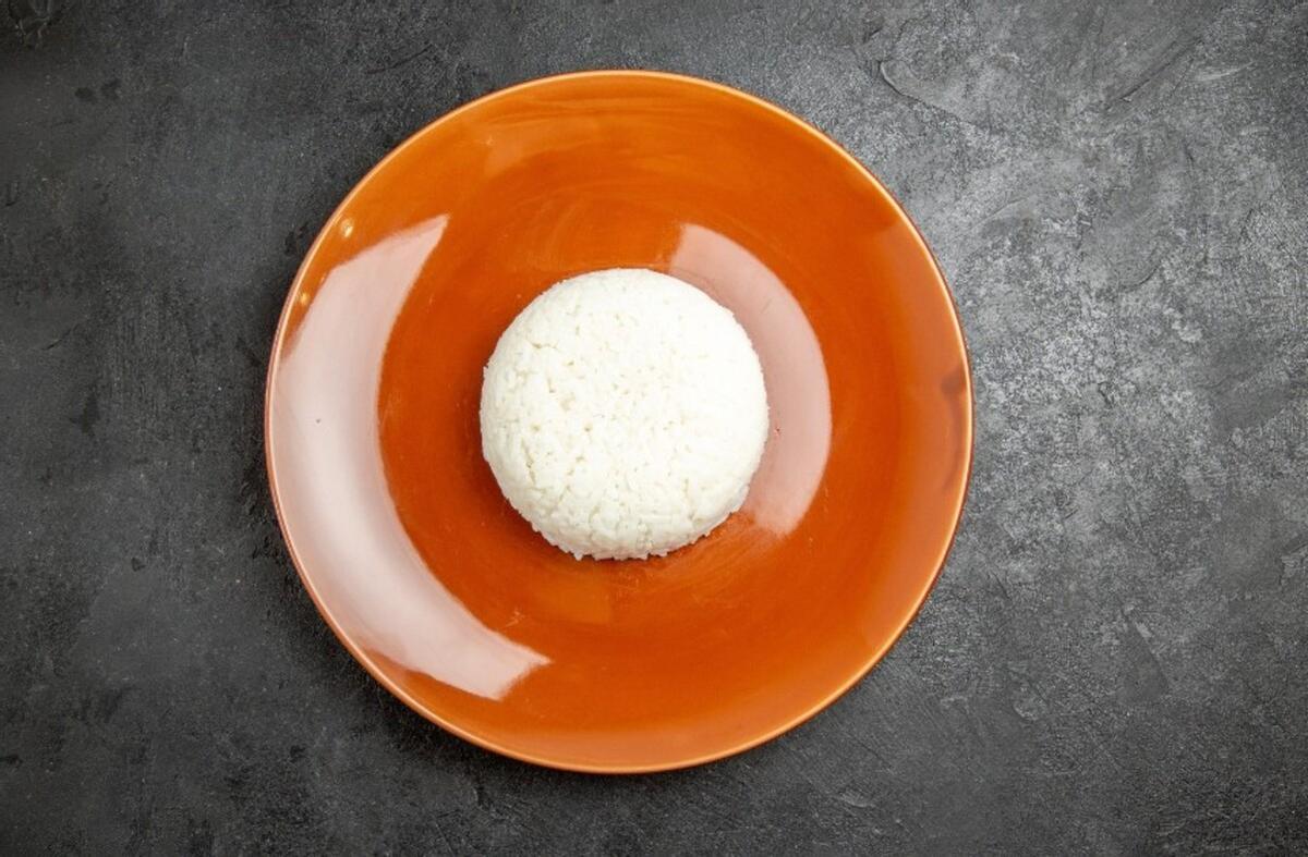 Un vasito de arroz en un plato.