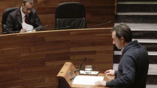 En primer término, el diputado Ovidio Zapico (IU) en su interpelación al consejero Fernando Lastra.