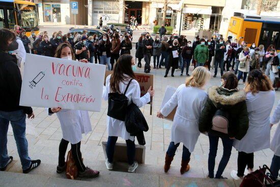 Concentració de sanitaris a Girona