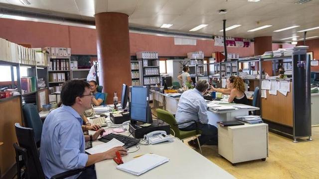 Funcionarios de la Junta de Andalucía, en su puesto de trabajo.