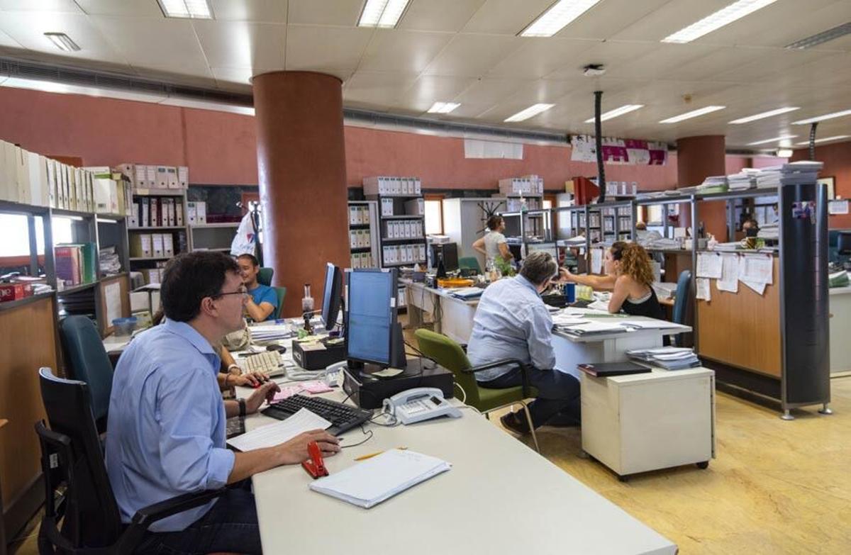 Funcionarios de la Junta de Andalucía, en su puesto de trabajo.