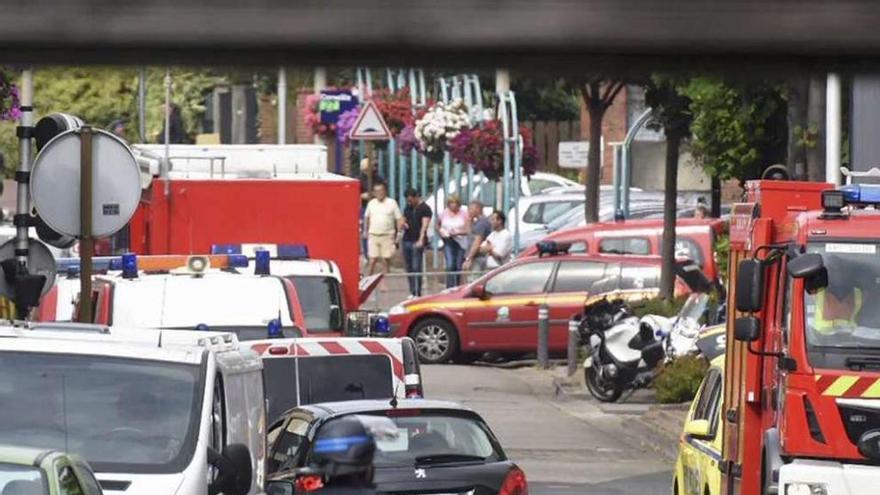 Sobre estas líneas, operativo policial en Saint-Etienne-du-Rouvray. // Reuters