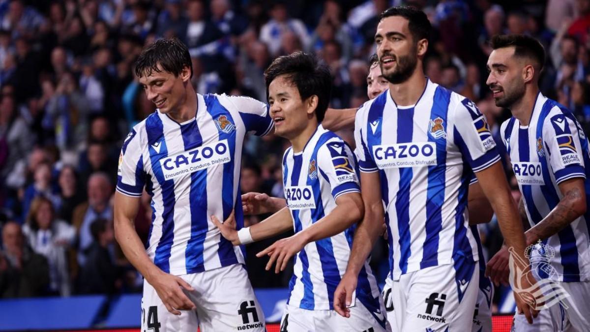 Jugadores de la Real celebran el gol de Kubo