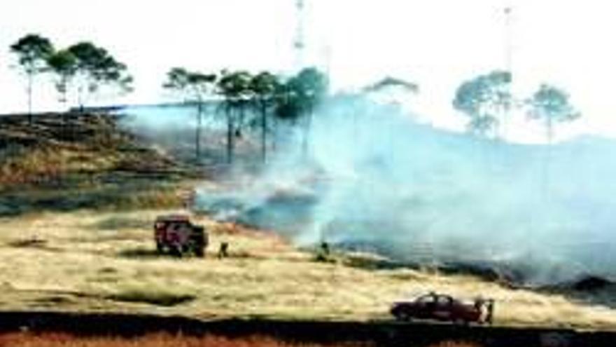 Un incendio arrasa 8 hectáreas del cerro de los Pinos y cubre de humo casi toda la ciudad