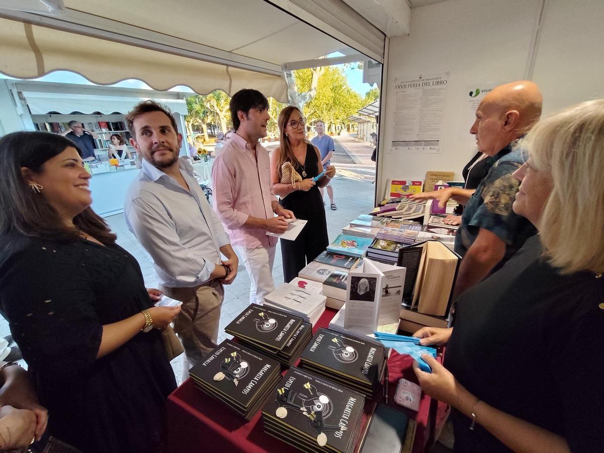 El pregonero, acompañado por la alcaldesa, el diputado de Cultura y la directora de la Biblioteca, visitando la Feria.