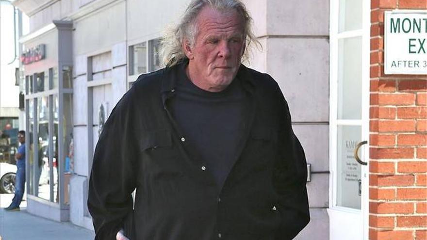 Nick Nolte pasea su mala imagen por Los Ángeles