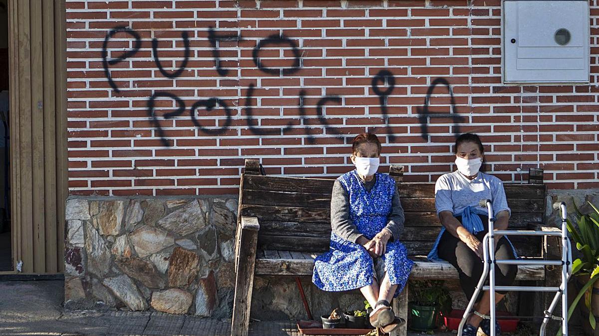 Una de las pintadas aparecidas en el barrio de La Alberca en casa de un policía nacional. | Emilio Fraile