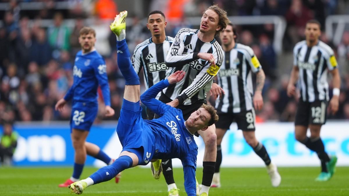Woltemade, en una acción del Newcastle-Everton