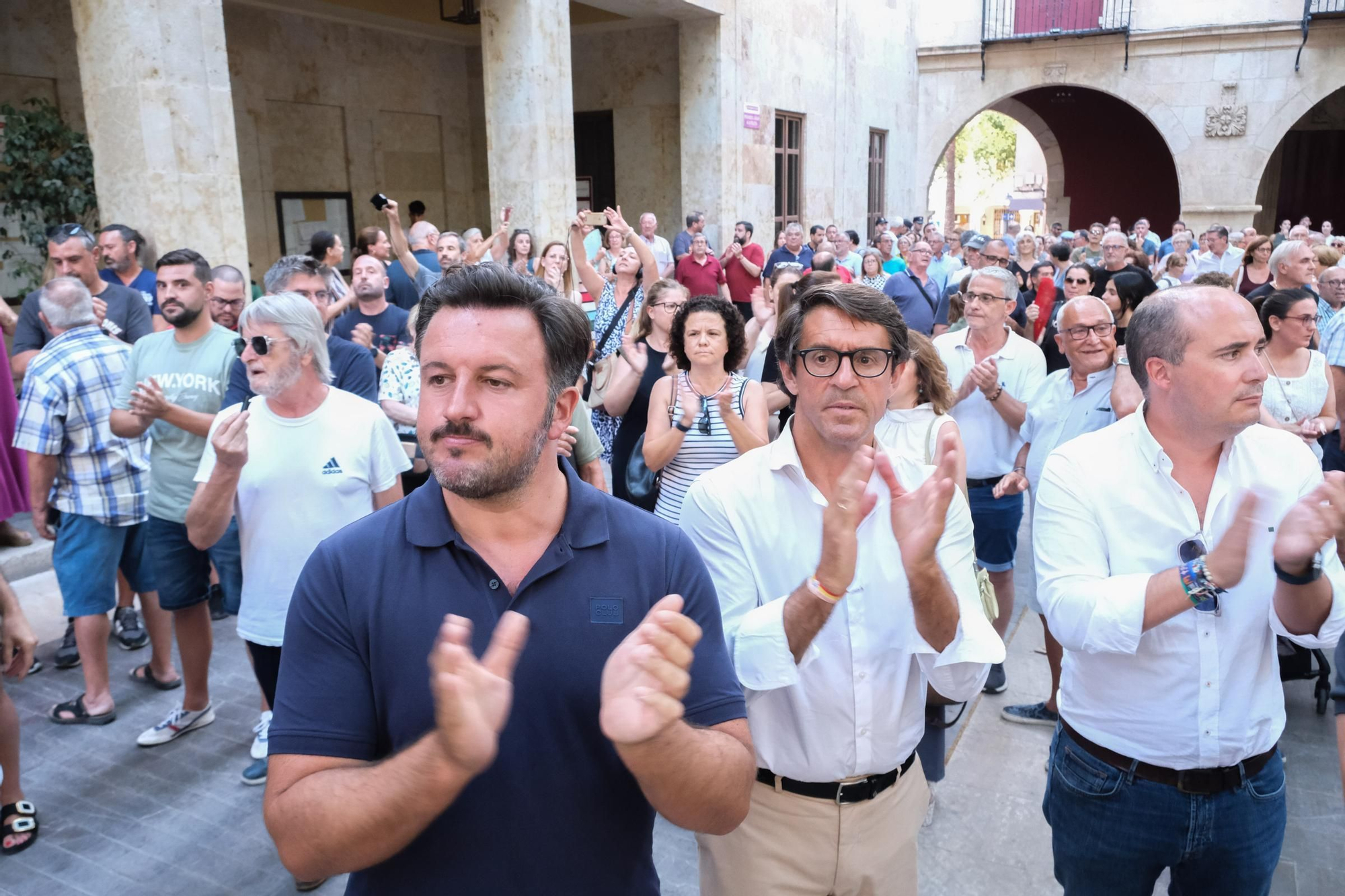 Concentración en apoyo al alcalde de Aspe