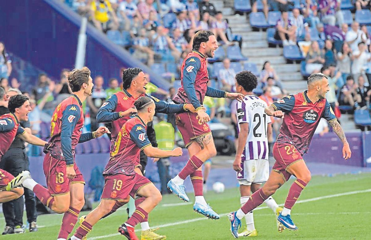 Celebración del ascenso sobre el césped.