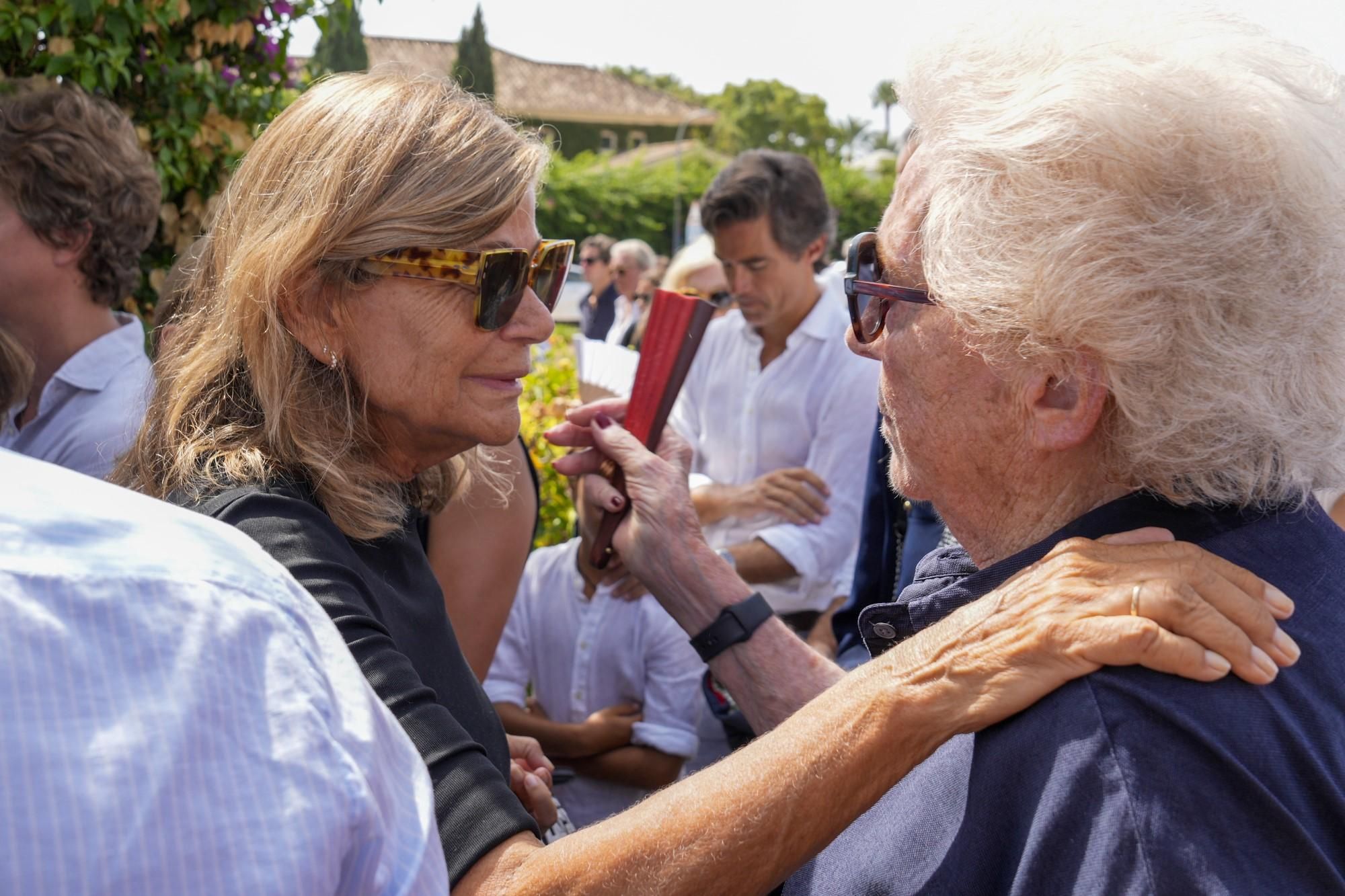 Familiares y amigos dan su último adiós en Marbella a Caritina Goyanes