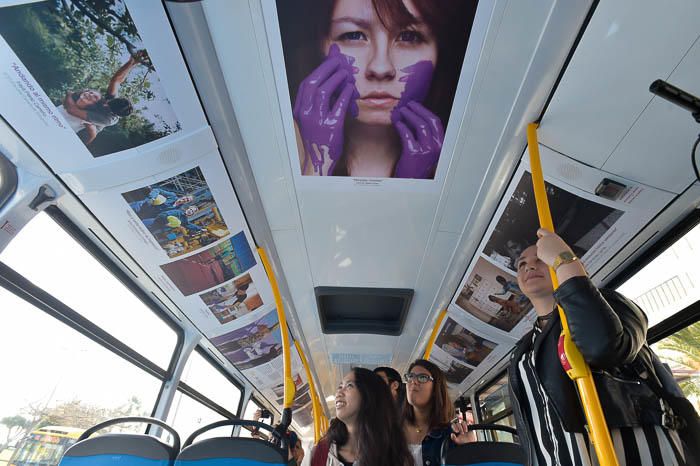 Exposición de igualdad a bordo de una guagua