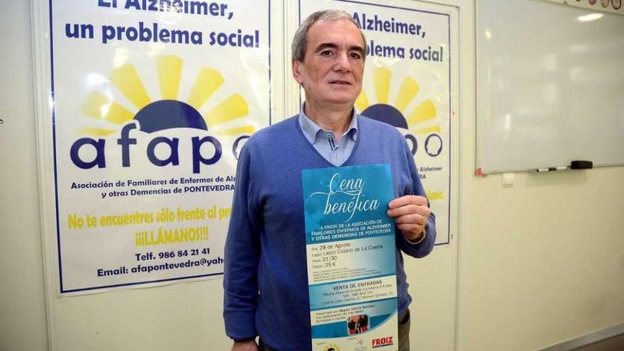 El presidente de Afapo, José Fontenla, posa con el cartel de la 11ª cena benéfica de la asociación. // R. V.