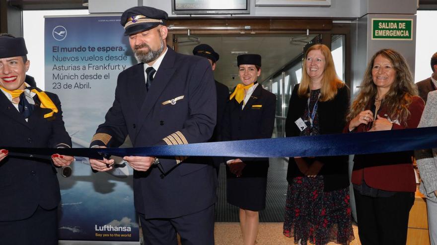 Claudia Küber, jefa de cabina, junto a Miguel Martín-Vejsada, cortando la cita inaugural, con la auxiliar Caroline Bauer, y las directivas de Lufthansa Ann Boykin y Letizia Alcalá, en la puerta de embarque del vuelo a Fráncfort. | Mara Villamuza