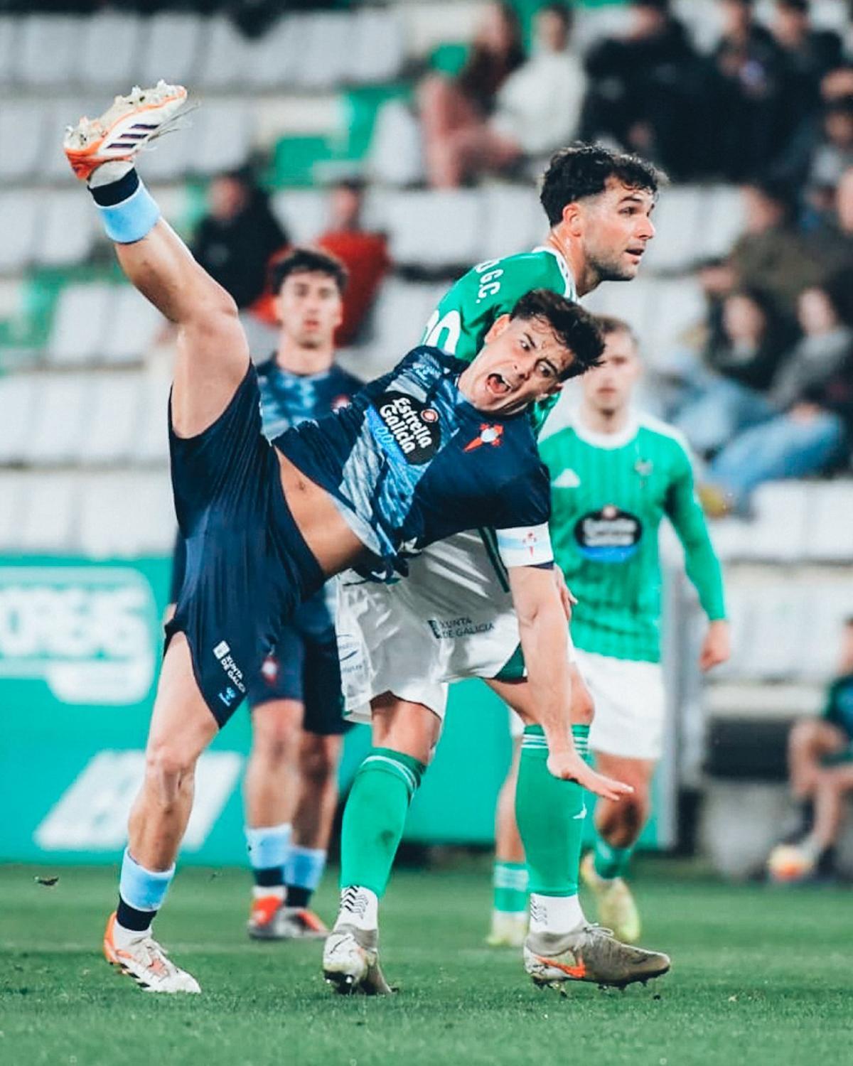 Meixús cae al suelo durante el partido.