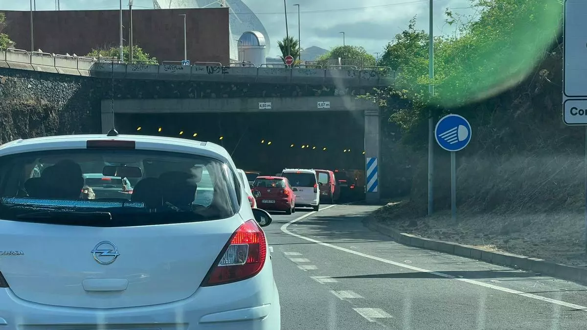 La reacción de un conductor a la maniobra de otro coche en Tenerife desata las risas en redes sociales: "Aún sigue pitando"