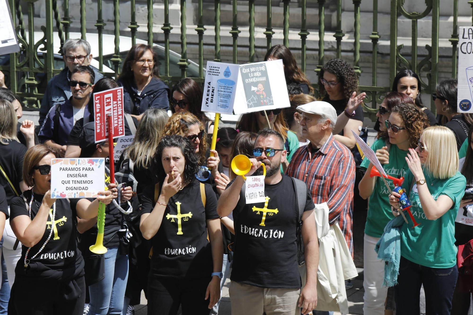 EN IMÁGENES: Segunda jornada de huelga de los profesores y protestas en Oviedo