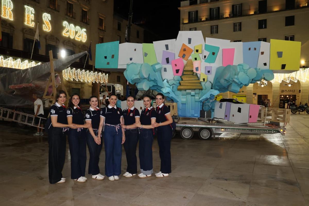 La Bellea del Foc y sus damas presencian la llegada de las primeras piezas de la Hoguera Oficial