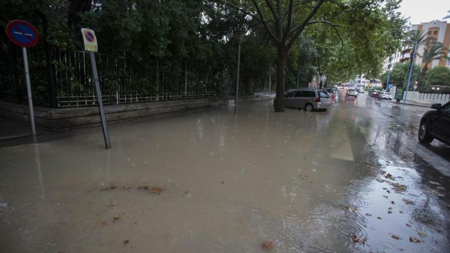 Coches en uno de los tramos inundados de Académic Maravall. | PERALES IBORRA