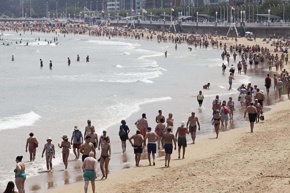 Playa de San Lorenzo con Sol y calor