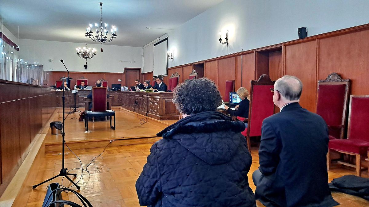 Dos de los acusados en la Audiencia Provincial de Badajoz este viernes durante la tercera sesión del juicio.