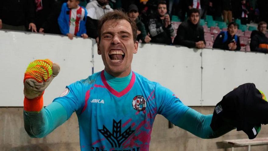 Fermín Sobrón, tras pasar la eliminatoria ante el Racing. | J. L. F.