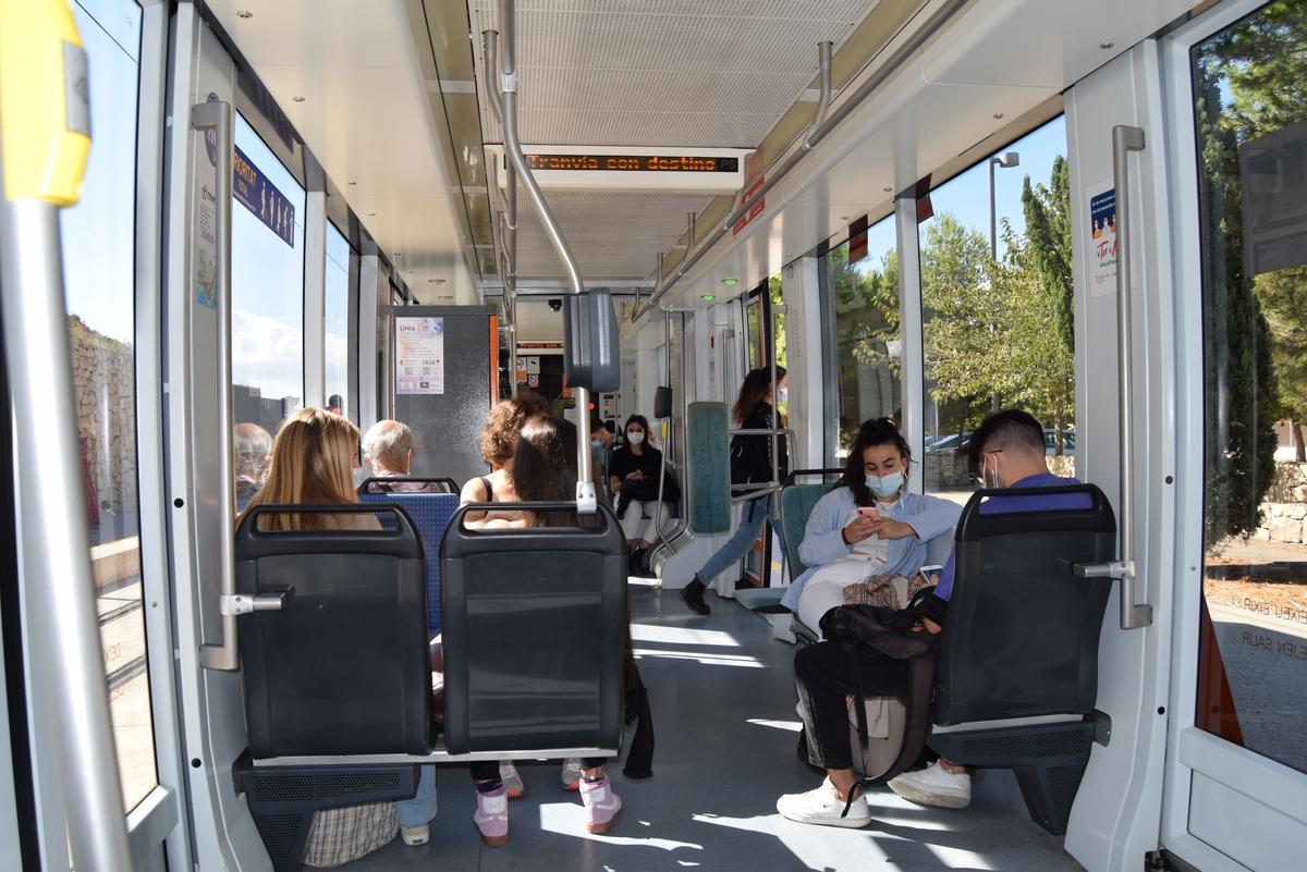 Pasajeros en el tranvía de Castellón | Autor: Ferrocarriles de la Generalidad Valenciana