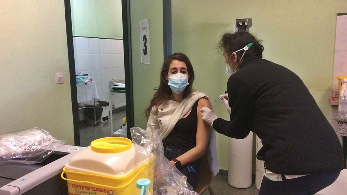 Carmen Fernández, residente de medicina en el centro de salud de Bueu, recibe la vacuna.   | // G.NÚÑEZ